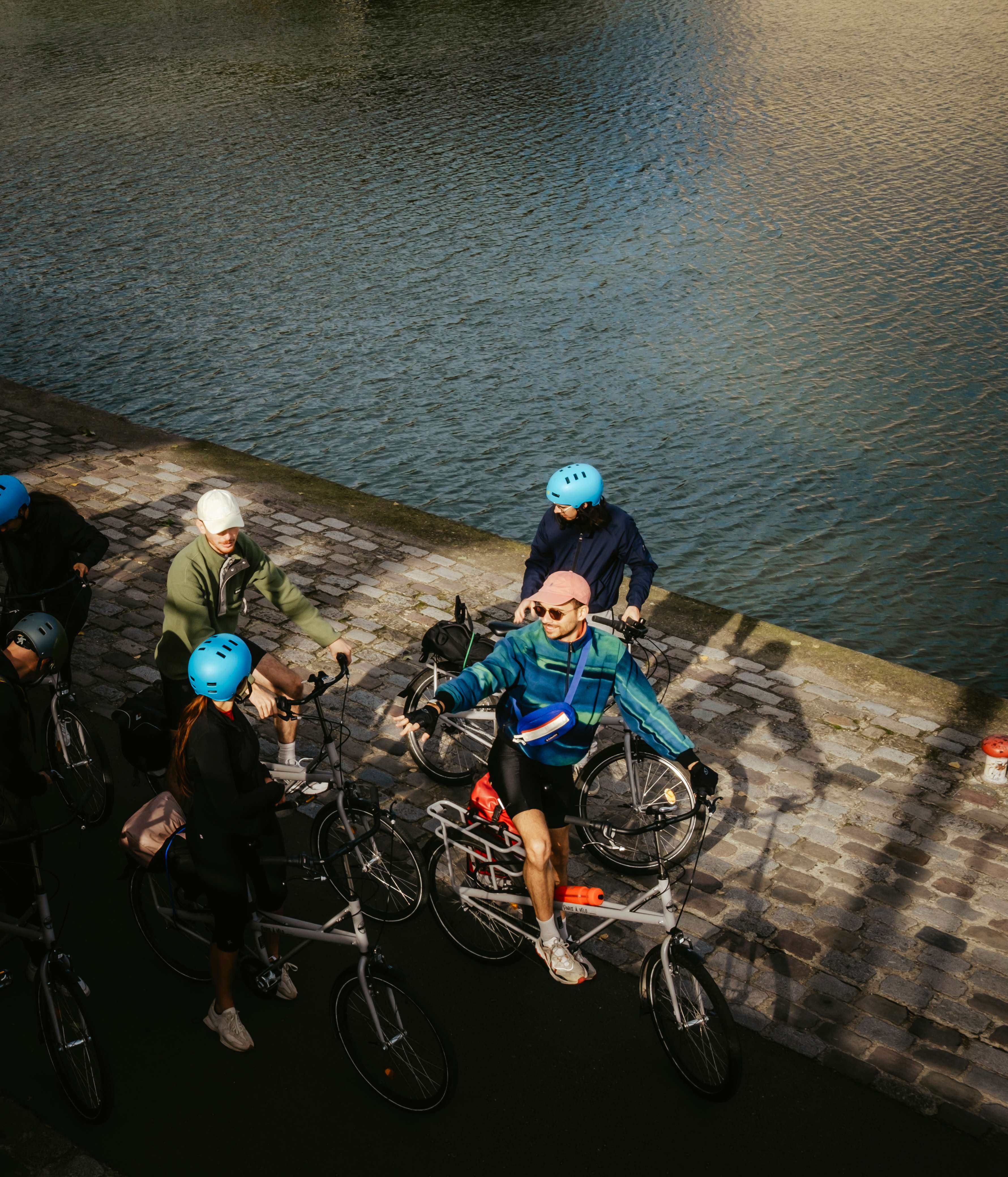L'équipe Lokki à vélo au bord de l'eau